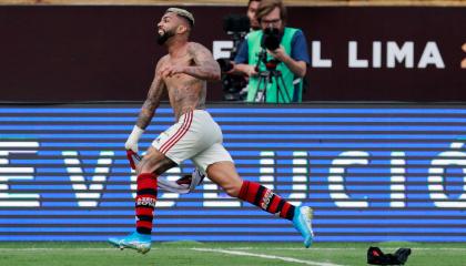 Gabriel Barbosa de Flamengo celebra el segundo gol, que significa el título de la Copa Libertadores para su equipo. 