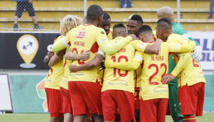 Los jugadores del Aucas antes del partido contra Barcelona en el estadio Gonzalo Pozo Ripalda. 