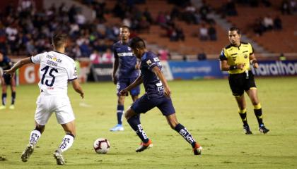 Liga de Quito y Universidad Católica se enfrentaron en el estadio Rodrigo Paz Delgado, por el partido de ida de los cuartos de final. 