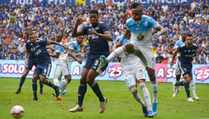 Michael Estrada (celeste) fue la gran figura del Macará en el partido de ida ante Emelec. 