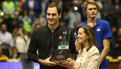 Roger Federer y Alexander Zverev se enfrentaron en una cancha montada en el Coliseo Rumiñahui. El suizo se llevó el trofeo Mitad del Mundo. 