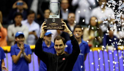 El tenista suizo Roger Federer alza el trofeo "Torneo Quito-Mitad del mundo" tras derrotar al alemán Alexander Zverev.