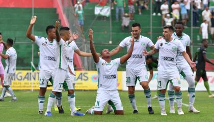 Jugadores de Liga de Portoviejo festejando su ascenso a la Serie A, tras llegar a la final del ascenso. 