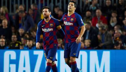 Lionel Messi y Luis Suárez festejan un gol del FC Barcelona en el campeonato local.