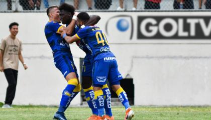 Roberto 'La Tuca' Ordóñez se abraza con Roberto Garcés después del segundo gol sobre Independiente del Valle.