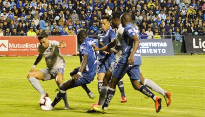 Macará y Emelec jugaron un partido muy intenso en el estadio Bellavista de Ambato. 