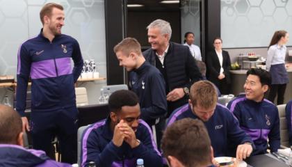 El joven pasabolas junto con Mourinho y el resto del plantel del Tottenham. 