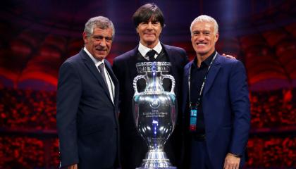 Fernando Santos (DT de Portugal), Joachim Löw (DT de Alemania) y Didier Deschamps (DT de Francia) en el sorteo de la Eurocopa 2020. 