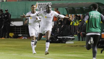 Cristian Martínez Borja celebra su golazo, en la victoria de Liga sobre Aucas en semifinales del torneo nacional. 