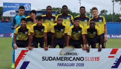 Alineación de la selección ecuatoriana Sub 15 que jugó ante Argentina. 