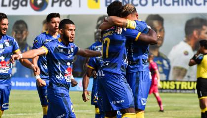 Carlos Garcés celebra el gol que convirtió de penal para el Delfín, antes de salir reemplazado. 