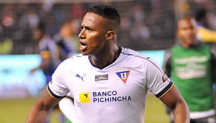 Antonio Valencia celebra la victoria de Liga de Quito, frente a Universidad Católica, por la LigaPro, en febrero de 2020.