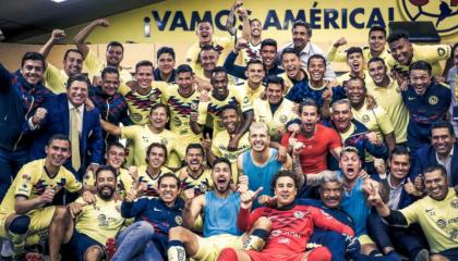 Jugadores del América de México celebran su victoria ante el Morelia. 