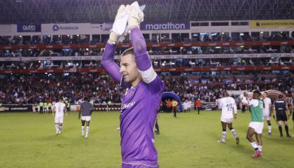 Adrián Gabbarini, arquero de Liga de Quito, celebra la clasificación a la final del campeonato nacional. 