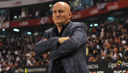 El entrenador uruguayo Pablo Repetto durante la primera final del campeonato ecuatoriano 2019, en el estadio Rodrigo Paz Delgado. 