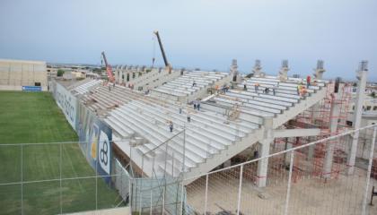 La tribuna del estadio Jocay fue deshabilitada después del terremoto de abril de 2016. 