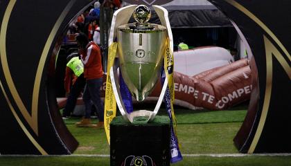 El trofeo de la LigaPro en la final entre Delfín y Liga de Quito, en 2019.