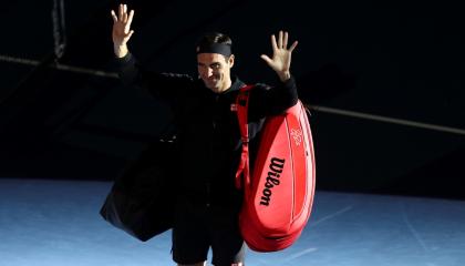 El tenista suizo colapsó al no poder realizar su exhibición ante Alexander Zverev, quien consoló a Federer en el camerino. 