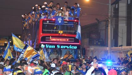 Miles de aficionados manabitas celebraron el título del Delfín en la caravana que recorrió gran parte de Manta.