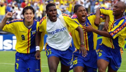 Los jugadores ecuatorianos festejan un gol ante Brasil, en el estadio Atahualpa, el 28 de marzo de 2001.