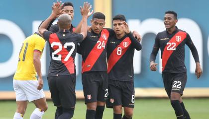 Los futbolistas peruanos festejan su victoria de cara al torneo que se jugará en Colombia.