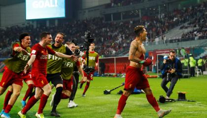 Los jugadores del equipo inglés festejan el gol marcado por el brasileño, Roberto Firmino.