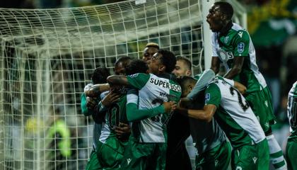 Los jugadores del Sporting festejan el gol marcado por el ecuatoriano.