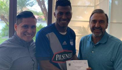 El jugador, junto al presidente de Emelec, Nassib Neme, después de la firma del contrato.