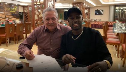 Miller Salazar, presidente de Macará, junto a Moisés Corozo, sellando el acuerdo con Liga de Quito. 