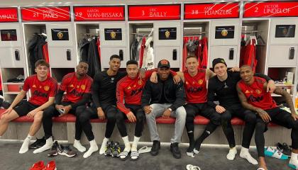 Antonio Valencia visitó a sus compañeros del Mnchester Unites el 24 de diciembre.