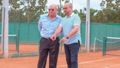 Fabricio Valdivieso y Ricardo Reis en la revisión de las canchas de arcilla del Orense Sporting Club, donde se jugará el Challenger de Machala. 