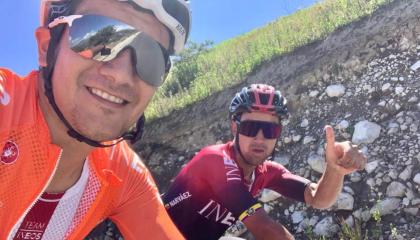 Richard Carapaz y Jhonatan Narváez, integrantes del Team Ineos, en un entrenamiento. 