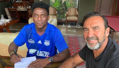 Roberto Ordóñez firmando su contrato con Nassib Neme, presidente de Emelec. 