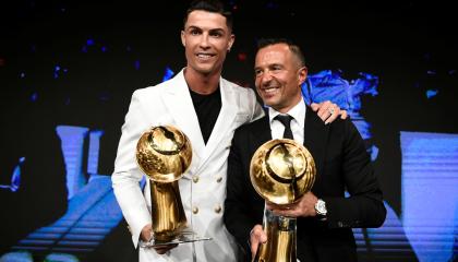 Jorge Mendes junto a Cristiano Ronaldo, en diciembre de 2019, en la entrega de los premios 'Globe Soccer', en Dubai.