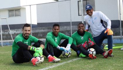 Los arqueros del primer equipo de Universidad Católica entrenan junto a Manuel Sanhouse, 