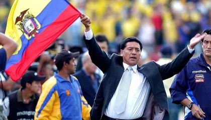 Sixto Vizuete sostiene una bandera de Ecuador después de dirigir un partido con la Selección, en Quito.