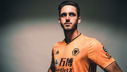 El delantero de 19 años firmó su contrato por tres temporadas con el Wolverhampton.