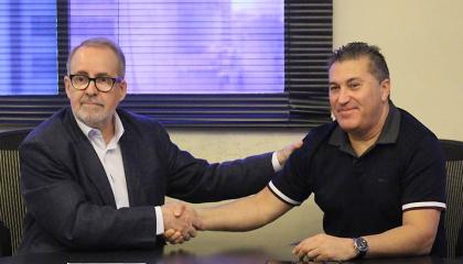 Laureano Gonzáles (izquierda), presidente de la FVF, tras firmar el contrato con José Peseiro (derecha).