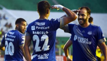 El Club Sport Emelec obtuvo su victoria 18 en torneos oficiales jugando como visitante ante Blooming por Copa Sudamericana. 