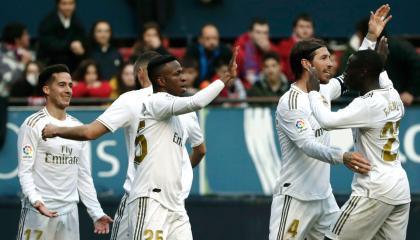 El equipo de Znedine Zidane festeja una victoria frente al Osasuna en el Santiago Bernbéu.