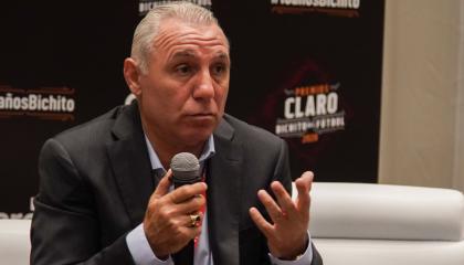 Hristo Stoichkov en la conferencia Bichito del fútbol en Quito. 