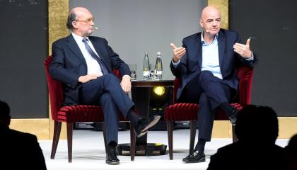 Gianni Infantino (derecha), presidente de la FIFA, en una conferencia en Budapest. 