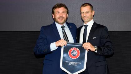 Alejandro Domínguez, presidente de Conmebol (derecha), junto a Aleksander Čeferin, presidente de UEFA, el 12 de febrero de 2020.