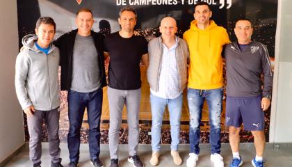 El cuerpo técnico de Jordy Cruyff realiza visitas a los equipos del fútbol ecuatoriano, Liga de Quito fue uno de ellos.