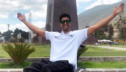 Correa aprovechó su estadía en Quito para visitar el monumento a la Mitad del Mundo.