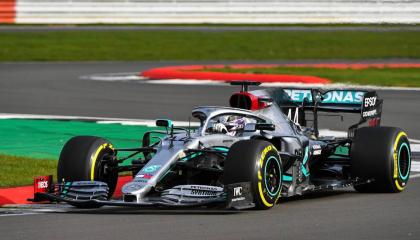 El piloto británito conducirá el W11 de Mercedes, con el número 44. 