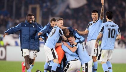 Los jugadores de Lazio festejan la remontada en el marcador, que los pone a un punto de la Juventus en el fútbol de Italia. 