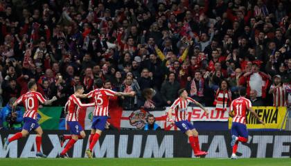 Los futbolistas de Atlético Madrid festejan el triunfo del partido de ida en España frente a Liverpool.