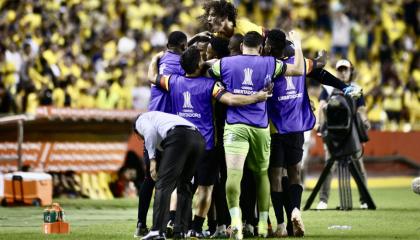 Los jugadores de Barcelona celebran el gol de Fidel Martínez ante Cerro Porteño. 