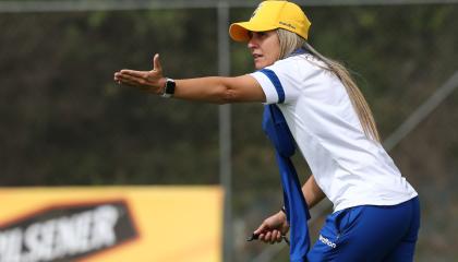 Emily Lima, entrenadora de la selección femenina de fútbol, estará a cargo del equipo hasta 2023.